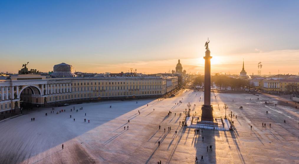 Alexandersäule vor dem Winterpalast in Sankt Petersburg, Russland Reisen