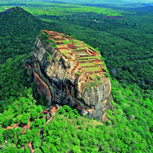 Der Sigiriya Felsen aus der Ferne