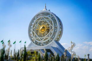 Geschlossenes Riesenrad in Aschgabat