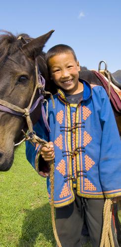 Mongolischer Junge mit Pferd