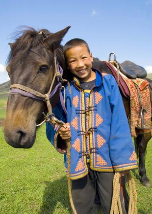 Mongolischer Junge mit Pferd