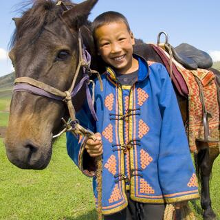 Mongolischer Junge mit Pferd