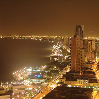 Skyline von Guayaquil bei Nacht
