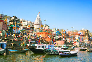 Blick auf Prayag Ghat am Ganges