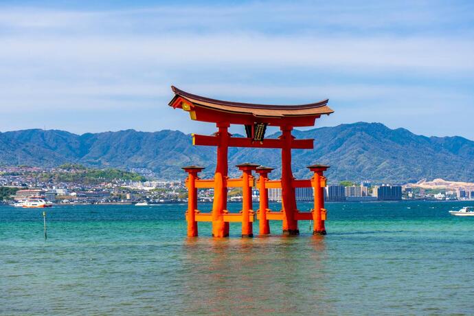 Blick auf das schwimmende rote Torri auf der Insel Miyajima in Japan