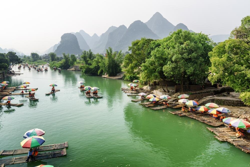 Bambusflöße auf dem Yulong Fluss 