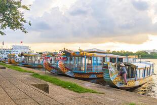 Drachenboote auf dem Parfümfluss