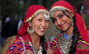 Traditionell gekleidete Inderinnen
