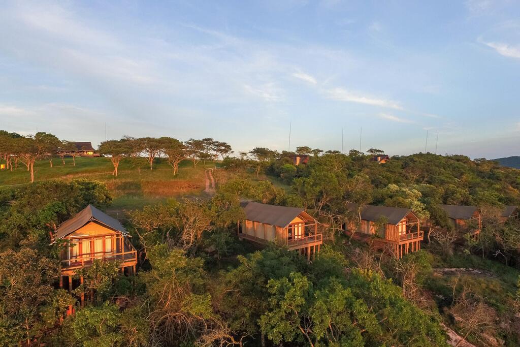 Blick von oben auf Luxury Safari Zelte 