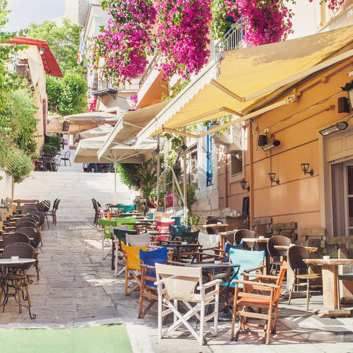 Straße mit Café im Athener Stadtteil Plaka