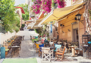 Straße mit Café im Athener Stadtteil Plaka