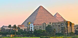 Häuserfront mit Pyramiden von Gizeh Ägypten Sehenswürdigkeiten