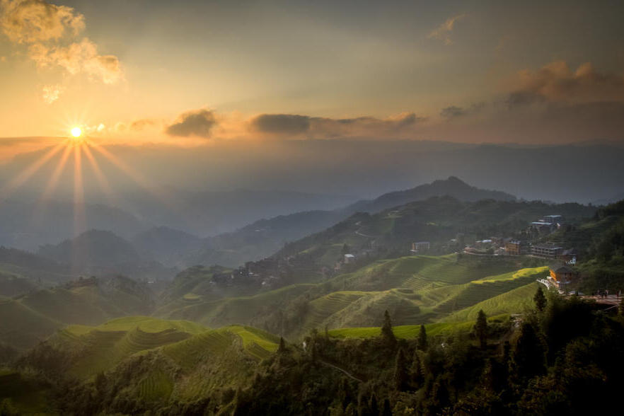 Sonnenaufgang über den Reisterrassen in Longji