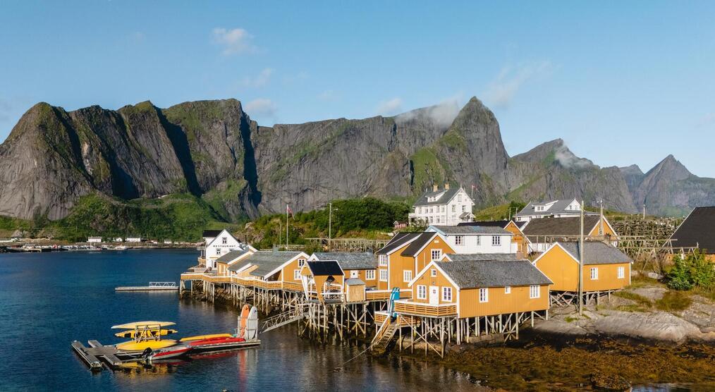 Traditionelle Fischerhütten vor der Küste der Lofoten