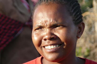 Frau bei einem Dorfbesuch in Tansania