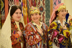 Frauen in traditioneller Kleidung