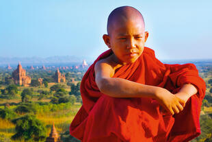 Moenchschueler vor dem Panorama von Bagan