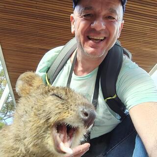 SKR-Gast Henri mit einem Quokka