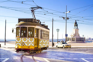 Bunte Tram am Praça do Comercio