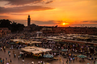 Jamaa-el-Fna in Marrakesch bei Sonnenuntergang 