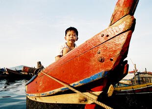 Junge auf Boot