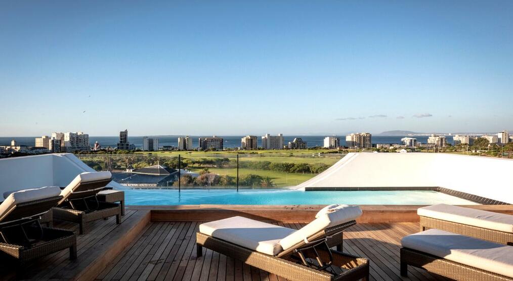 Liegen und Pool mit Ausblick