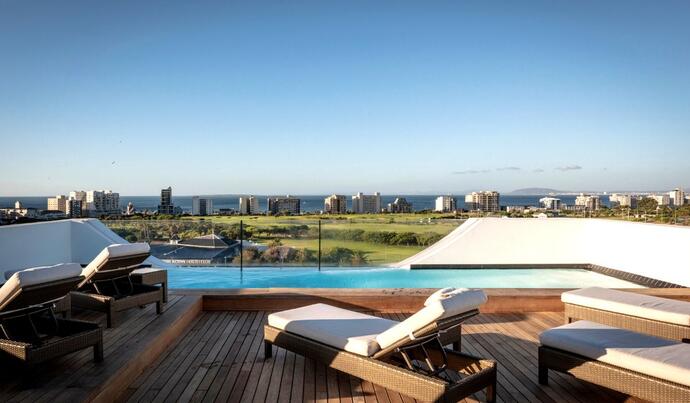 Liegen und Pool mit Ausblick