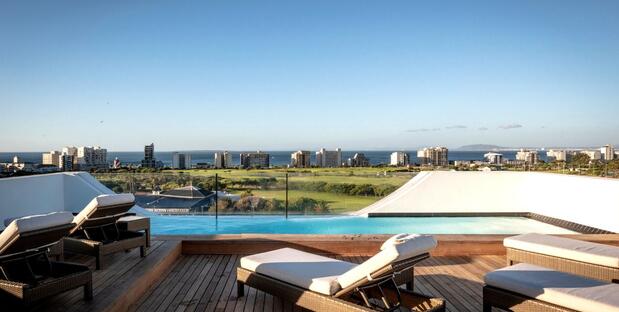 Liegen und Pool mit Ausblick