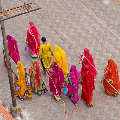 Hindu Gruppe auf ihrem Weg zu einem Tempel