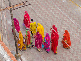 Hindu Gruppe auf ihrem Weg zu einem Tempel