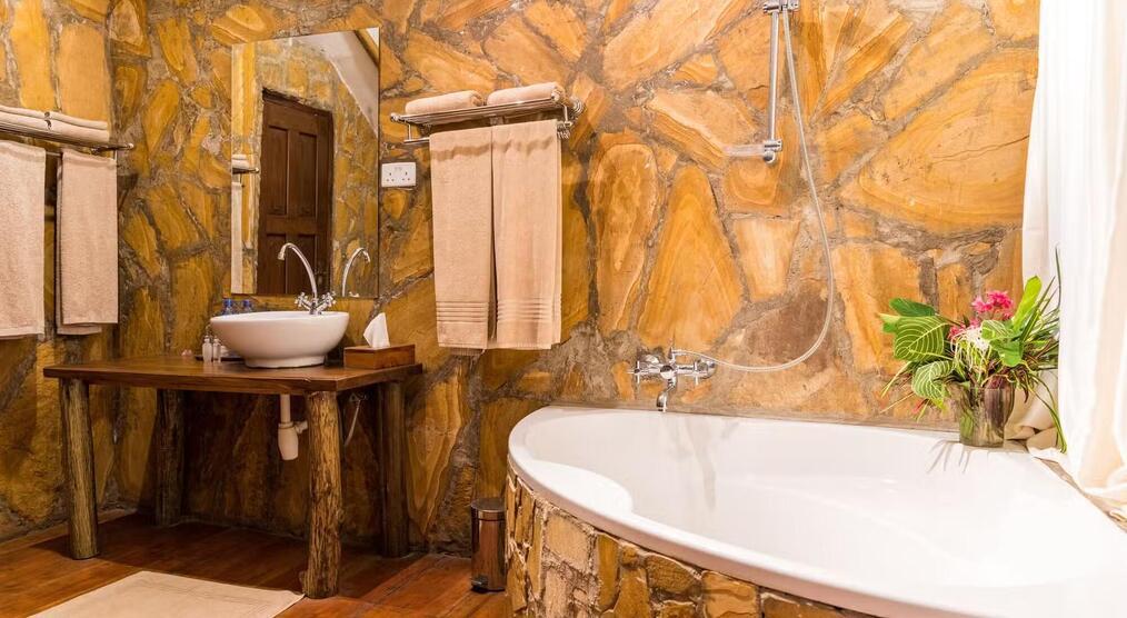 Badezimmer in der Arumeru Lodge