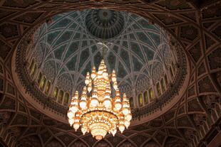 Kronleuchter in der Sultan Qaboos Moschee