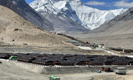 Rongbuk Zeltlager von außen