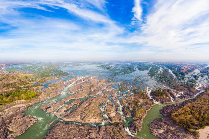 Blick auf die Li Phi Wasserfälle vom Mekong-Fluss in Laos