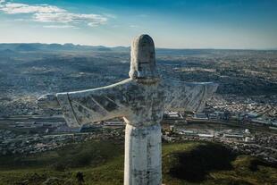 Blick auf Christo Rei und die Stadt Lubango 