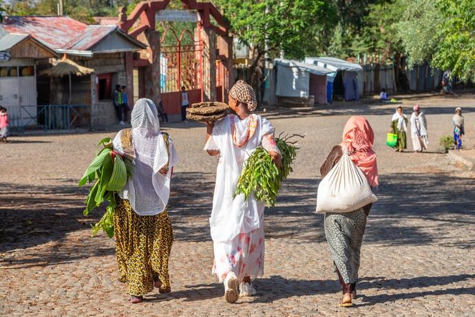 Frauen in traditioneller Kleidung