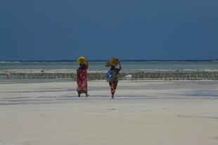 Menschen am Strand von Sansibar