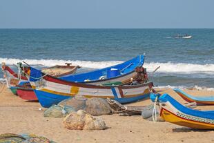 Fischerboote am Strand von Mahabalipuram