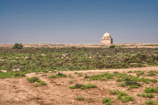 Karakum Wüste und Mausoleum bei Merw