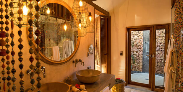 Badezimmer im landestypischen Stil