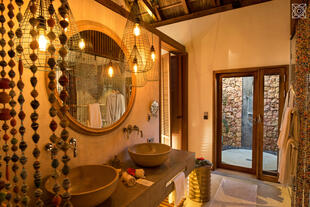 Badezimmer im landestypischen Stil