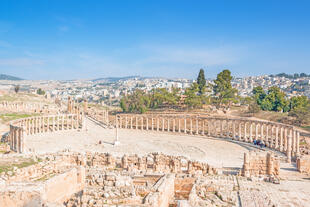 Blick auf die Ruinen und Jerash