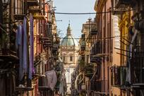 Gassen von Palermo mit Blick auf San Matteo Kirche
