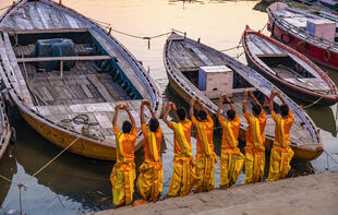 Rituelle Zeremonie am Ufer des Ganges in Varansi 