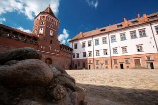 Schloss Mir aus der Froschperspektive
