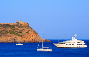 Boote vor Kap Sounion mit dem Poseidon-Tempel