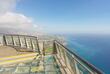 Zu sehen ist die Aussicht von der Cabo Girão Klippe bei Funchal – steile Felsen fallen dramatisch zum Atlantik ab, im Vordergrund eine Glasplattform.