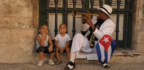 Kubanischer Straßenmusiker mit begeisterten Zuhörern