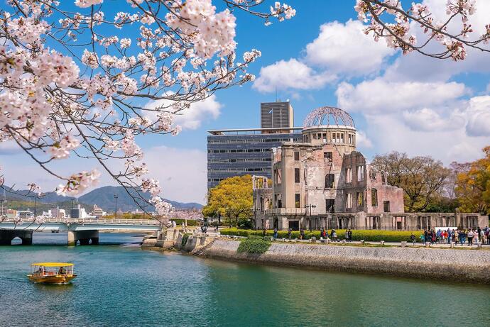 Sicht auf die Friedensstadt Hiroshima mit dem Atombombendom in Japan