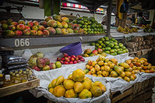 frische lokale Früchte auf einem Straßenmarkt in Antananarivo